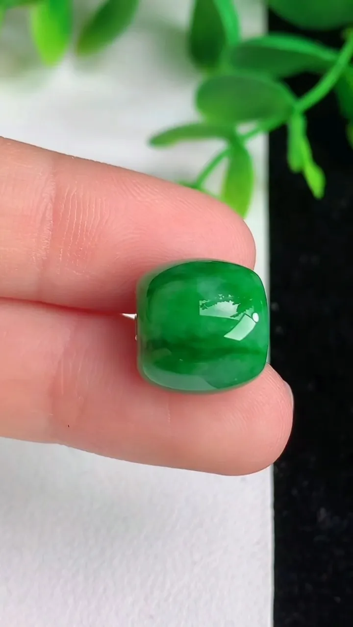 天然A货翡翠路路通吊坠 ，尺寸12-13，重量:4.53g
6月9日