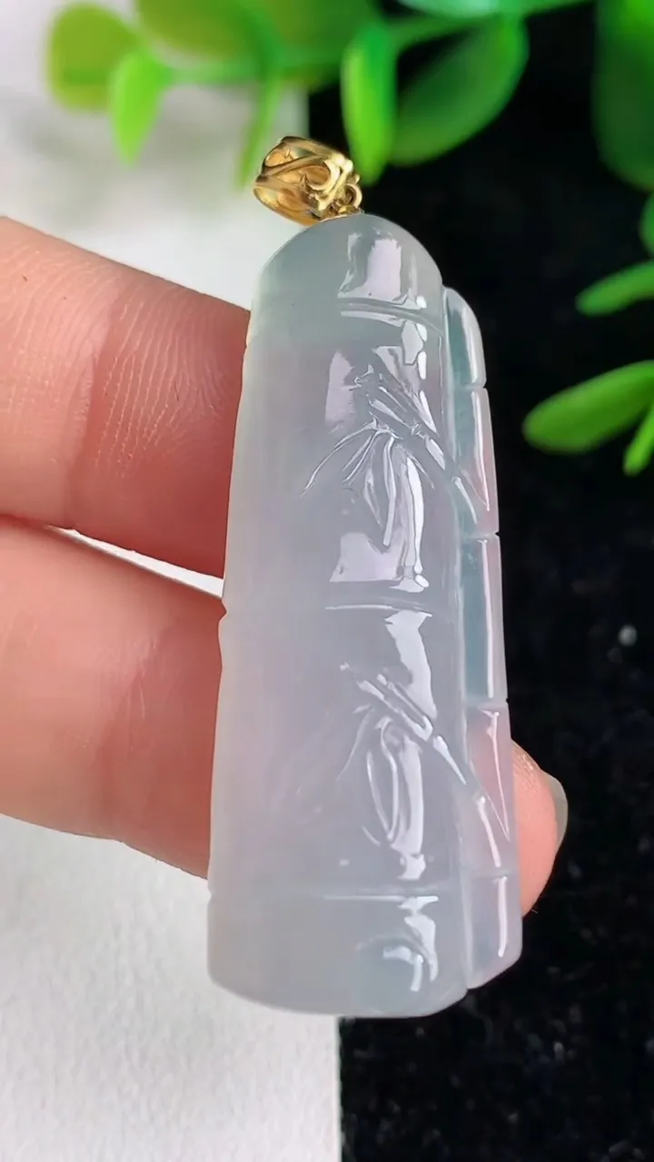 天然A货翡翠节节高升竹节吊坠 ，尺寸40.6-15.4-6，重量:8.11g
6月9日