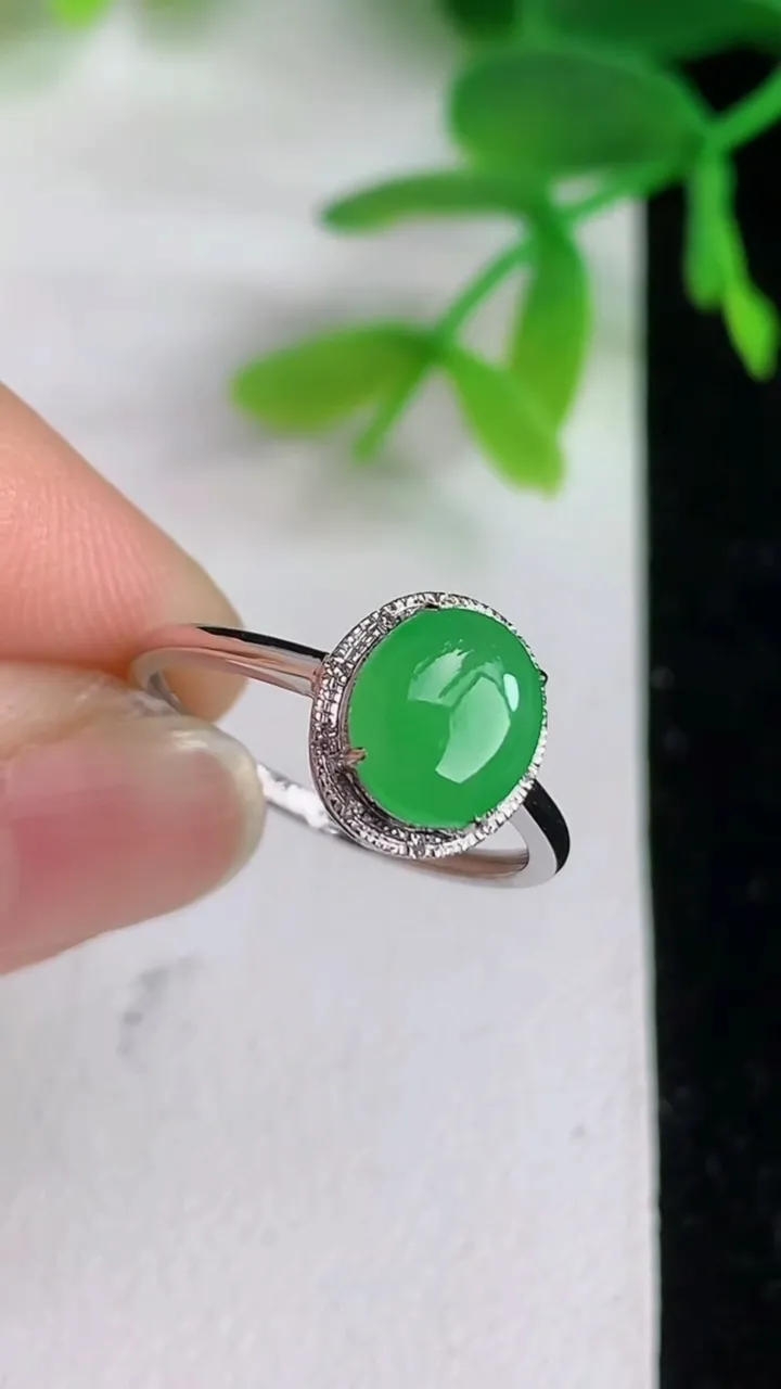 天然A货翡翠蛋面戒指 ，尺寸18-7.7-6.6，重量:1.33g2025年6月9日
工厂直销收藏佳品,种好水足，色泽均匀，有种有色，上手高大气！