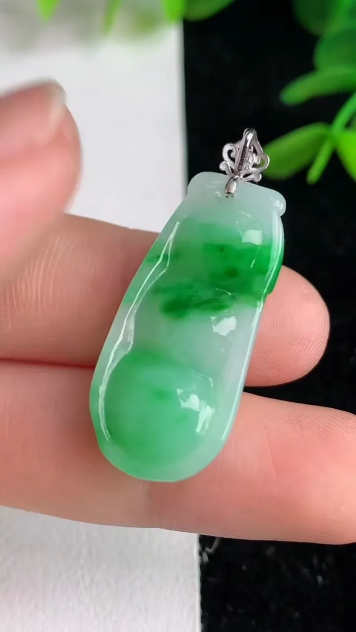 天然A货翡翠福豆吊坠，尺寸29.5-13.5-7.8，重量:5.28g
6月9日