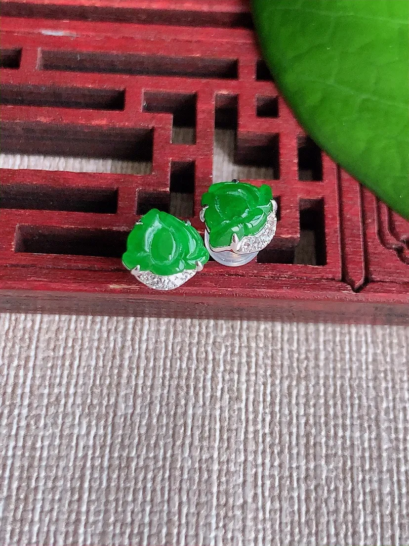 天然A货翡翠18K金镶嵌阳绿荷花和和美美耳钉 尺寸6×7.7mm 重量1.48g 0608