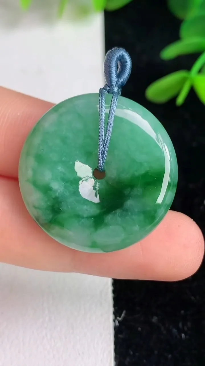 天然A货翡翠平安扣吊坠，尺寸27.2-5.6，重量:9.15g
6月9日