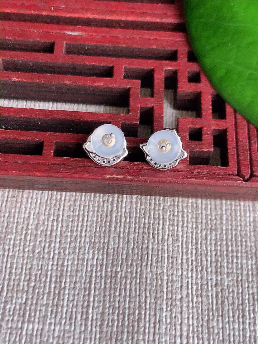 天然A货翡翠18K金镶嵌阳绿荷花和和美美耳钉 尺寸6×7.7mm 重量1.48g 0608