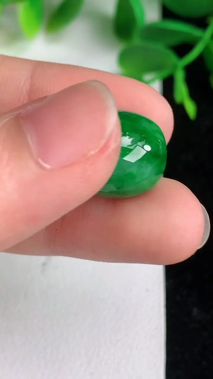 天然A货翡翠路路通吊坠 ，尺寸12-13，重量:4.53g
6月9日