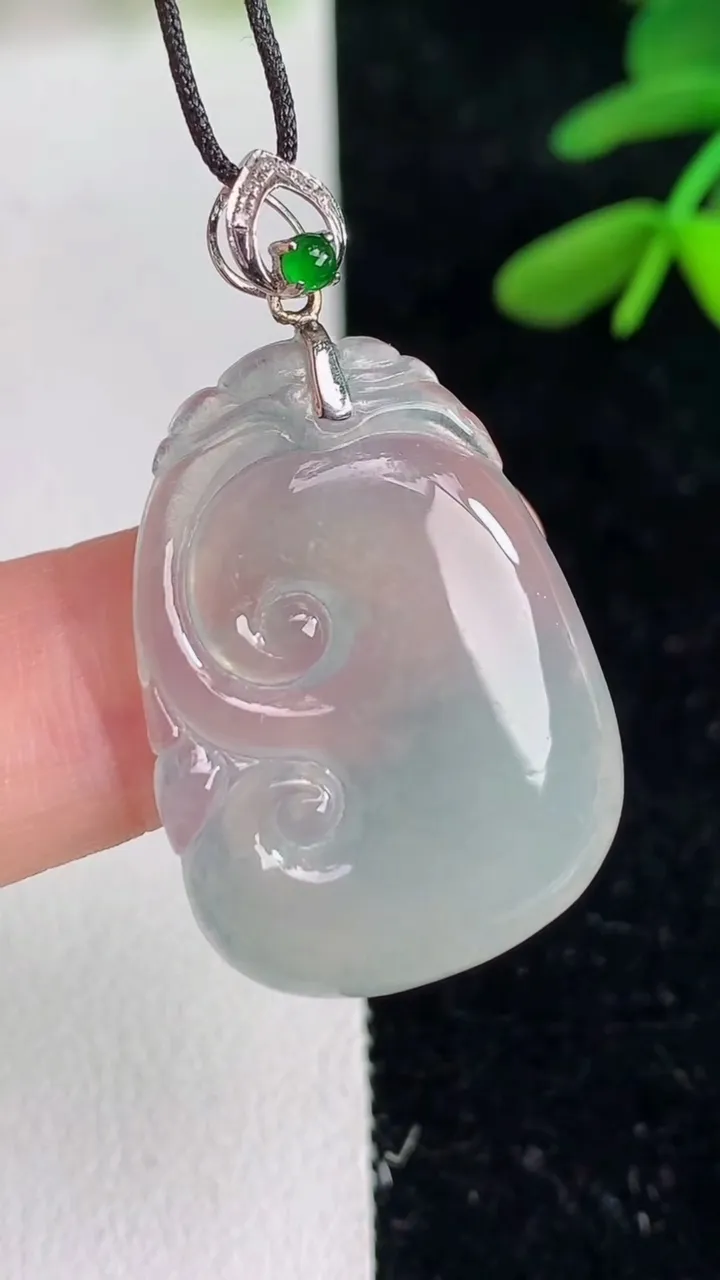 天然A货翡翠白冰如意吊坠，尺寸27-20.3-4，重量:4.75g
6月9日