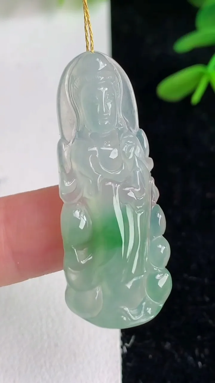 天然A货翡翠观音菩萨吊坠，尺寸39.2-15.4-4.6，重量:5.53g
6月9日