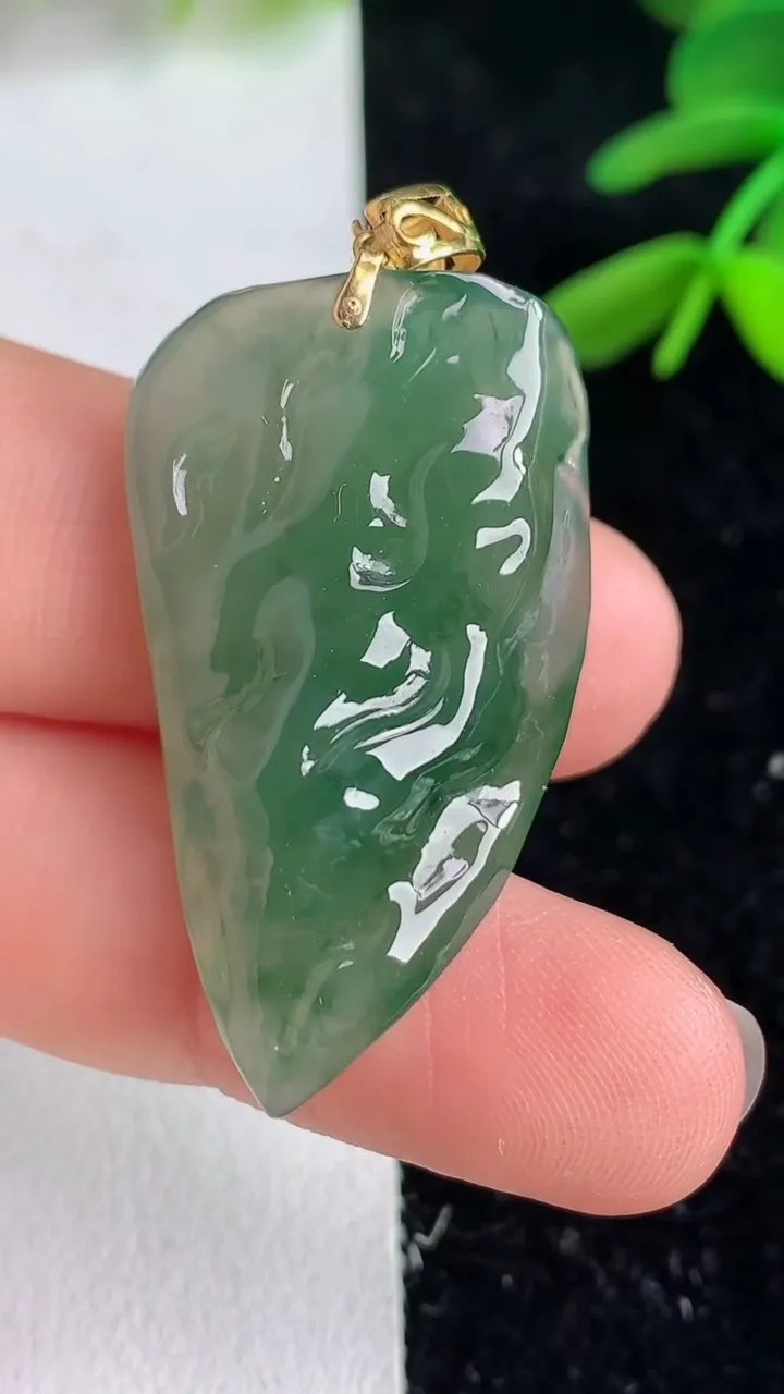 天然A货翡翠 飘花随形吊坠，尺寸34-19.3-9.2，重量:9.34g
6月9日