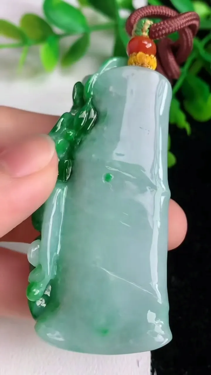 天然A货翡翠节节高升竹节吊坠 ，尺寸65-30.2-11.7，重量:55.13g
6月9日