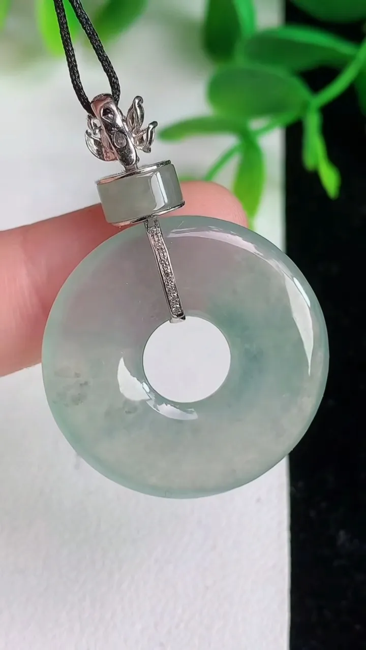 天然A货翡翠18k金飘花平安环吊坠 ，尺寸27-3.3，重量:6.54g
6月9日