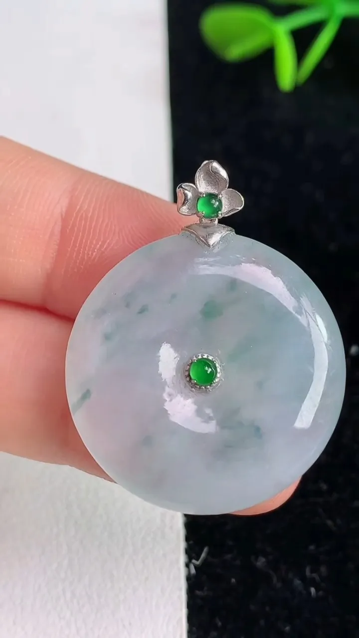 天然A货翡翠18k金飘花平安扣吊坠 ，尺寸26.8-5，重量:8.18g
6月9日