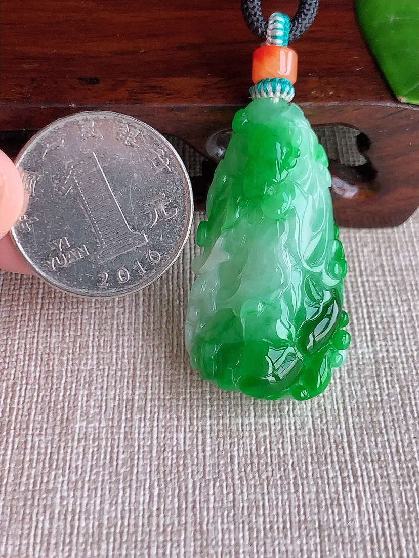 天然A货翡翠飘阳绿白菜吊坠 尺寸39.3×21.4×11m量19.84g 0608
