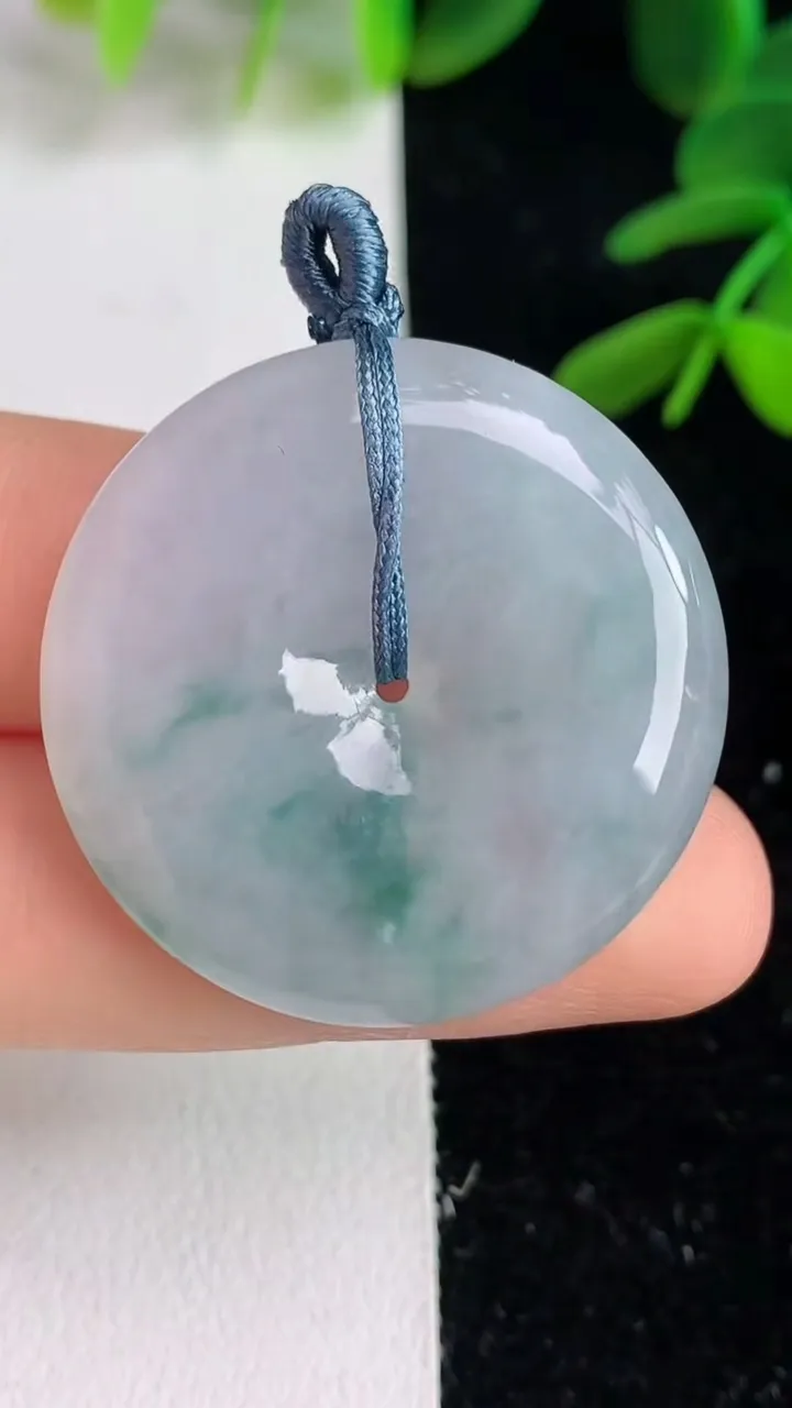 天然A货翡翠飘花平安扣吊坠 ，尺寸31.5-5.3，重量:11.63g
6月9日