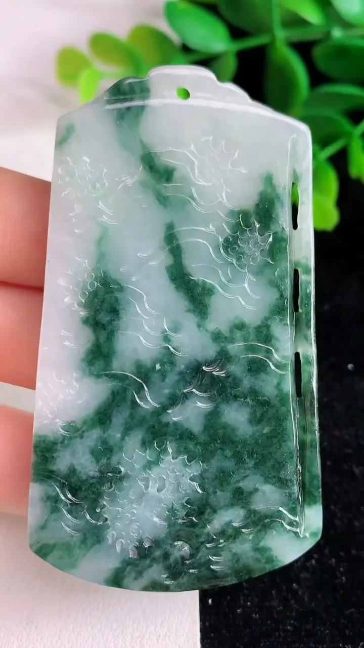 天然A货翡翠 飘花山水牌吊坠，尺寸71.3-40.6-5.7，重量:34.90g
6月9日