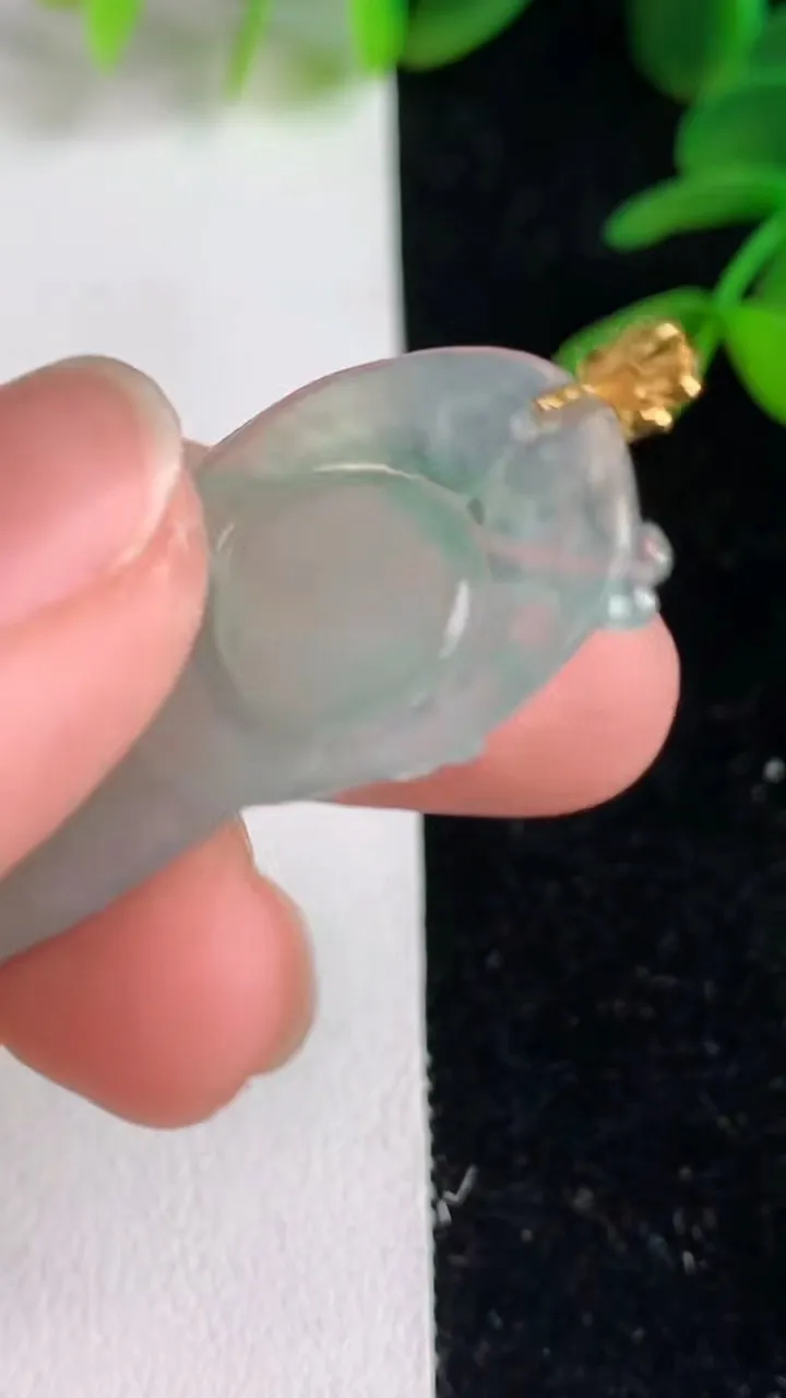 天然A货翡翠晴种梅花鹿吊坠 ，尺寸41-18-4.7，重量:6.66g
6月9日