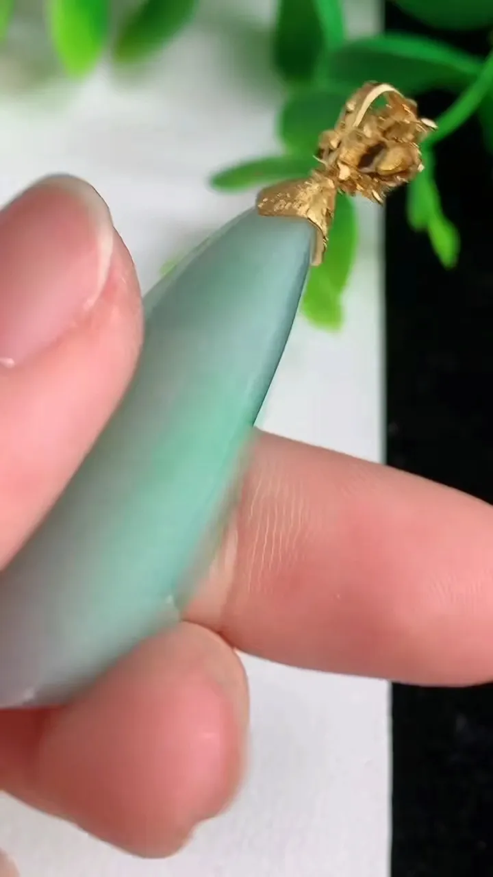 天然A货翡翠随形吊坠 ，尺寸40.4-17-11.6，重量:11.99g
6月9日