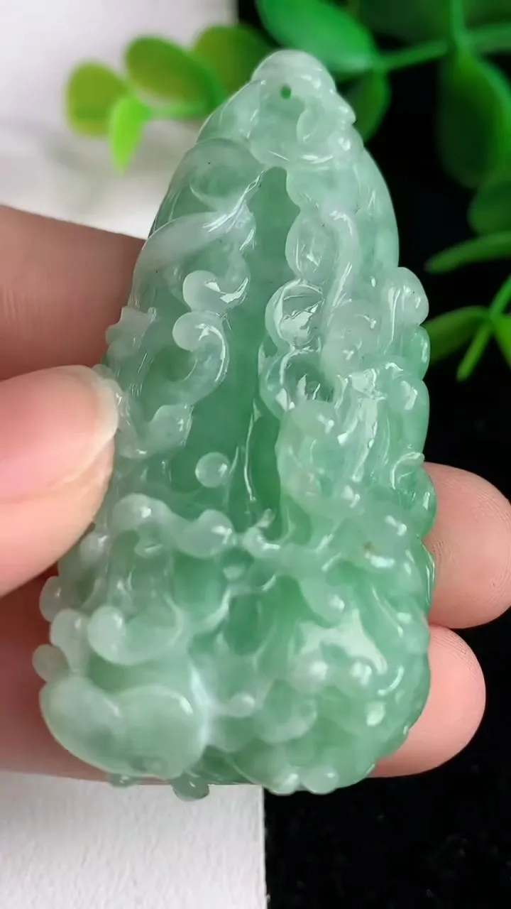 天然A货翡翠白菜吊坠，尺寸58.8-27.7-14.4，重量:38.24g
6月9日