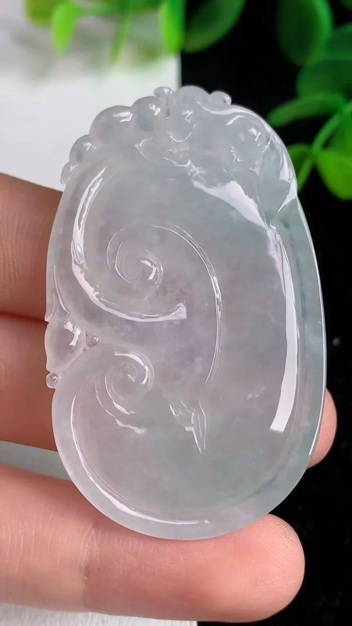 天然A货翡翠如意吊坠，尺寸48.5-30.6-6，重量:17.86g
6月9日