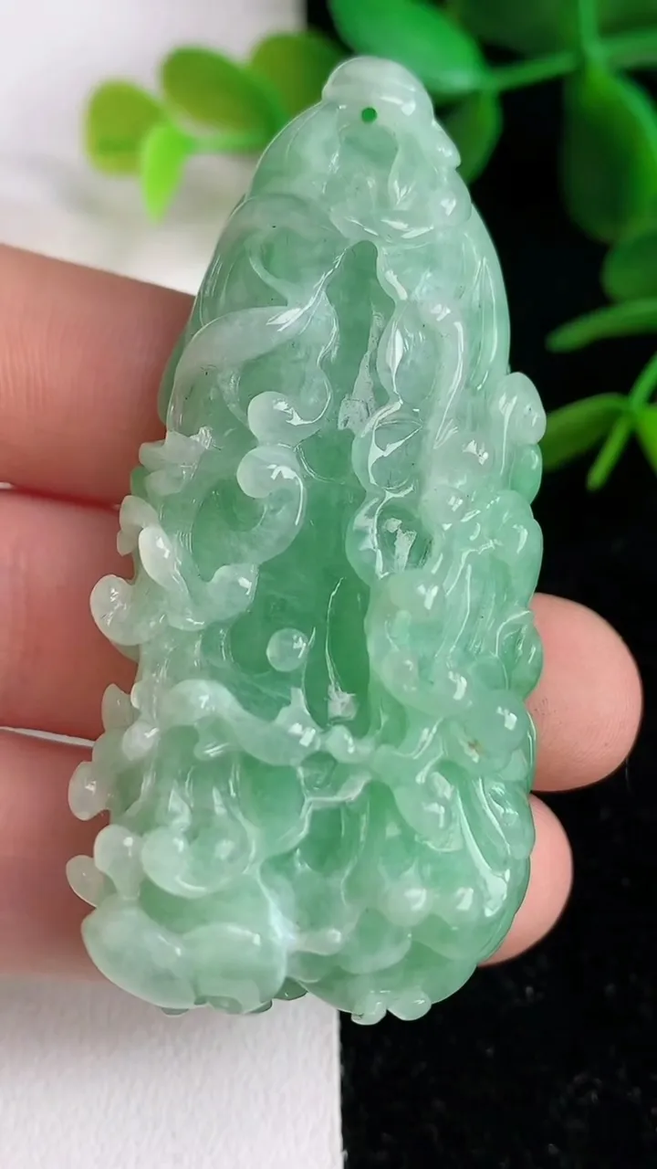 天然A货翡翠白菜吊坠，尺寸58.8-27.7-14.4，重量:38.24g
6月9日
