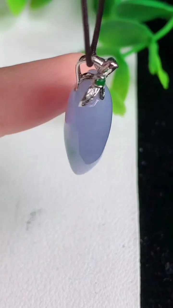 天然A货翡翠 18k金紫罗兰福瓜吊坠，尺寸26.6-13.4-8.5，重量:5.92g
6月9日