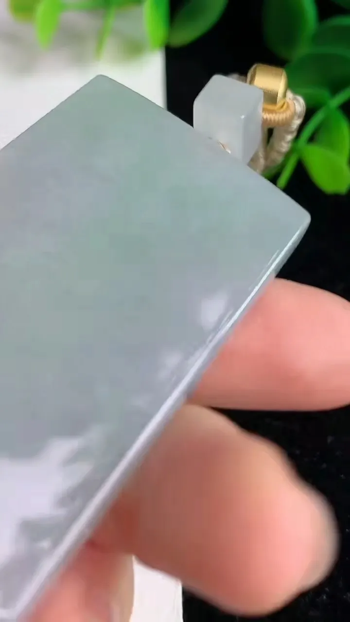 天然A货翡翠飘花仿古无事牌吊坠 ，尺寸52.7-33-6，重量:39.75g
6月9日