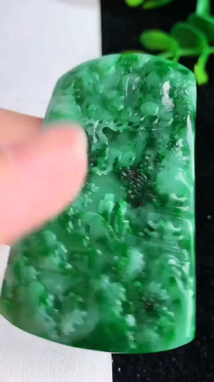天然A货翡翠山水牌吊坠，尺寸62.8-37.7-5，重量:28.08g
6月9日