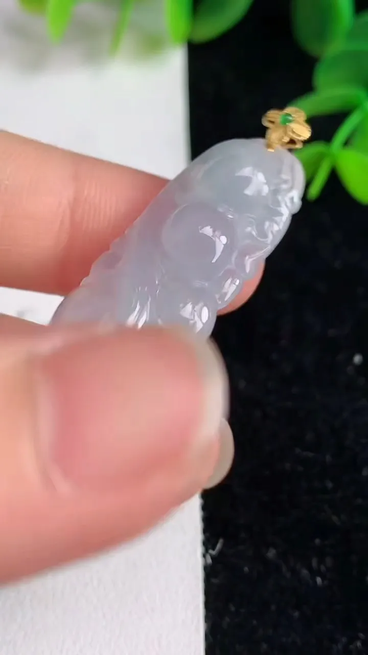 天然A货翡翠福豆吊坠，尺寸45.5-14.5-5.6，重量:7.15g
6月9日