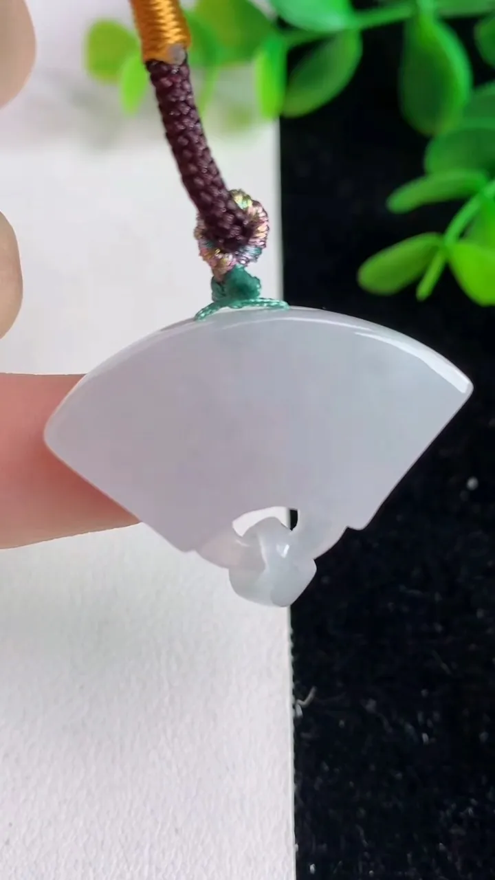 天然A货翡翠扇子吊坠，尺寸27-33.4-6，重量:9.64g
6月9日
