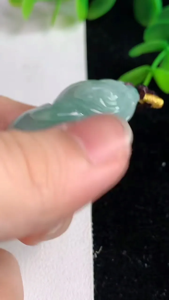 天然A货翡翠 飘花福豆吊坠，尺寸54.8-25.4-13.5，重量:34.39g
6月9日