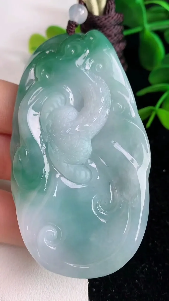 天然A货翡翠龙牌吊坠，尺寸73-40.4-12.4，重量:70.79g
6月9日