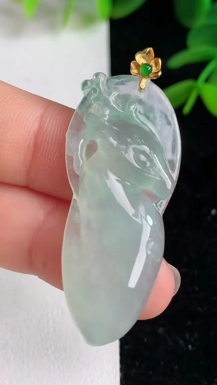 天然A货翡翠晴种梅花鹿吊坠 ，尺寸41-18-4.7，重量:6.66g
6月9日