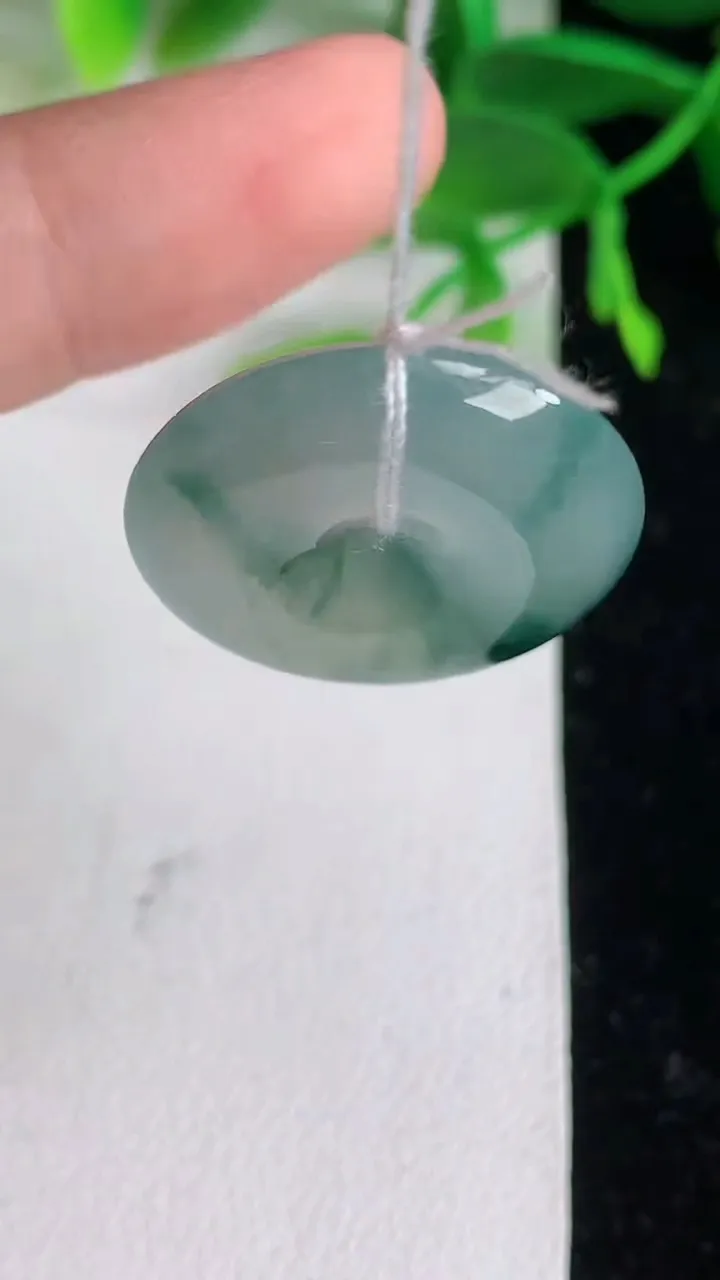 天然A货翡翠飘花平安扣吊坠 ，尺寸23-5.8，重量:6.89g
6月9日