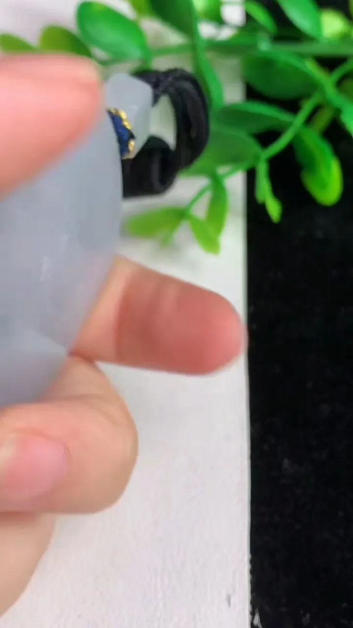 天然A货翡翠 飘花仿古无事牌吊坠，尺寸54-41-6，重量:42.96g
6月9日
