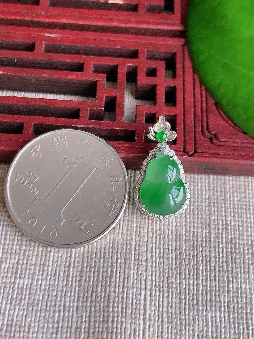 天然A货翡翠18K金伴满绿葫芦吊坠 尺寸21×11.3×6.5裸石12×9m量1.75g 0608