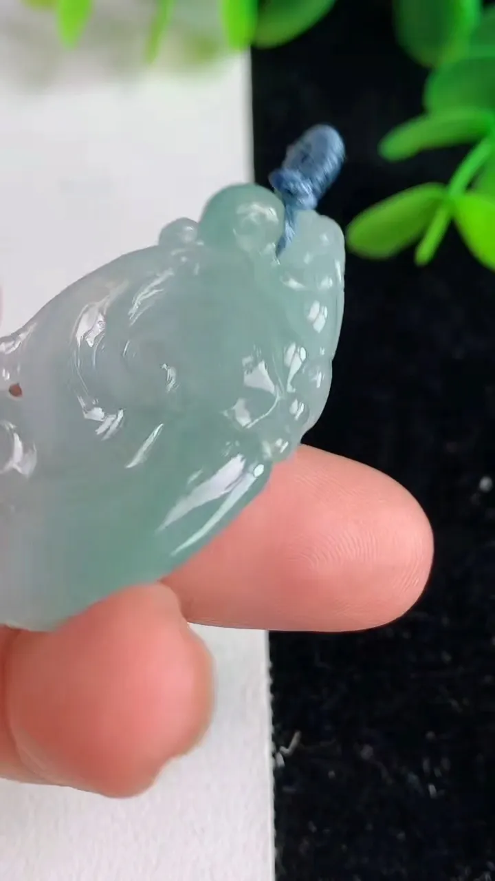 天然A货翡翠如意吊坠 ，尺寸43.3-20-8，重量:12.43g
6月9日