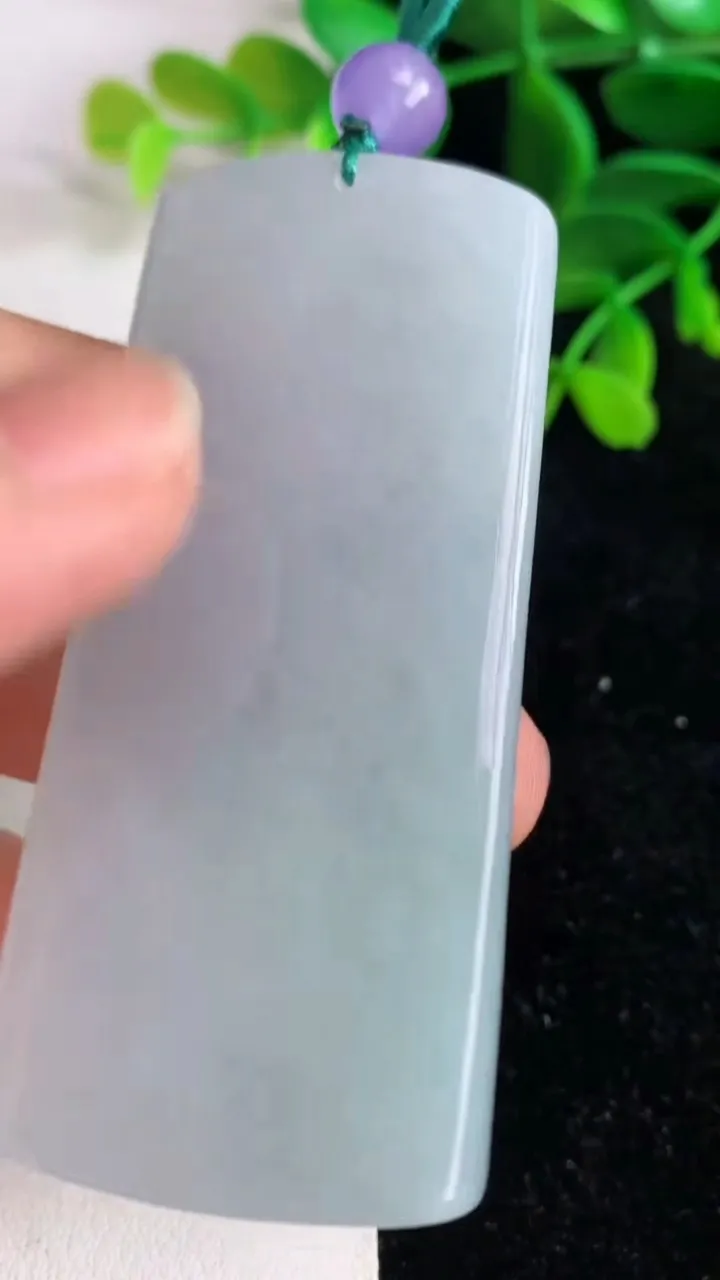 天然A货翡翠大势至观音菩萨吊坠 ，尺寸68.4-30.3-10.8，重量:52.73g
6月9日