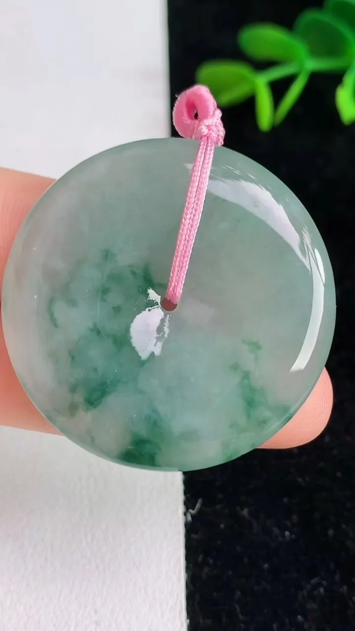 天然A货翡翠飘花平安扣吊坠 ，尺寸37.4-5.6，重量:17.24g
6月9日