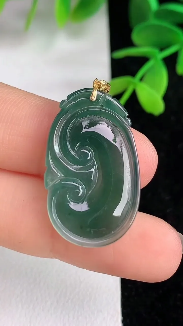 天然A货翡翠k金蓝水如意吊坠，尺寸32.2-17.2-3.5，重:3.37g
6月9日