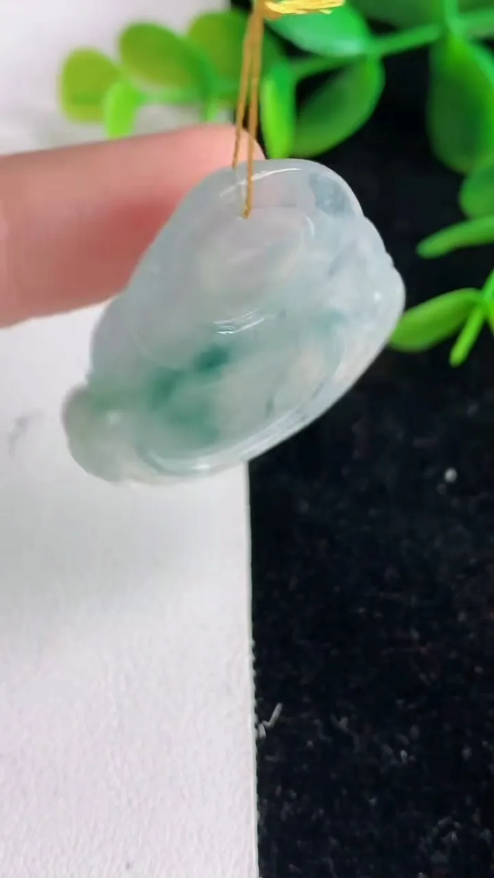 天然A货翡翠 飘花佛公吊坠，尺寸30.2-32.2-6.8，重量:9.15g
6月9日