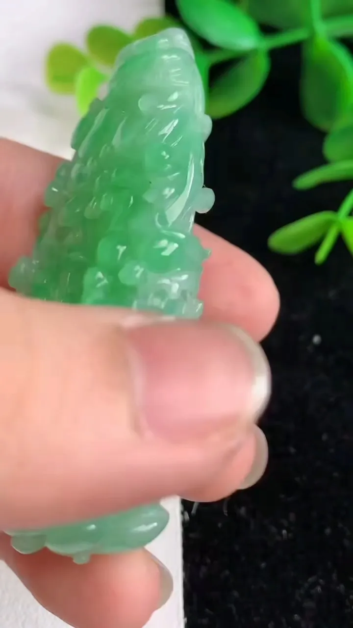 天然A货翡翠白菜吊坠，尺寸58.8-27.7-14.4，重量:38.24g
6月9日