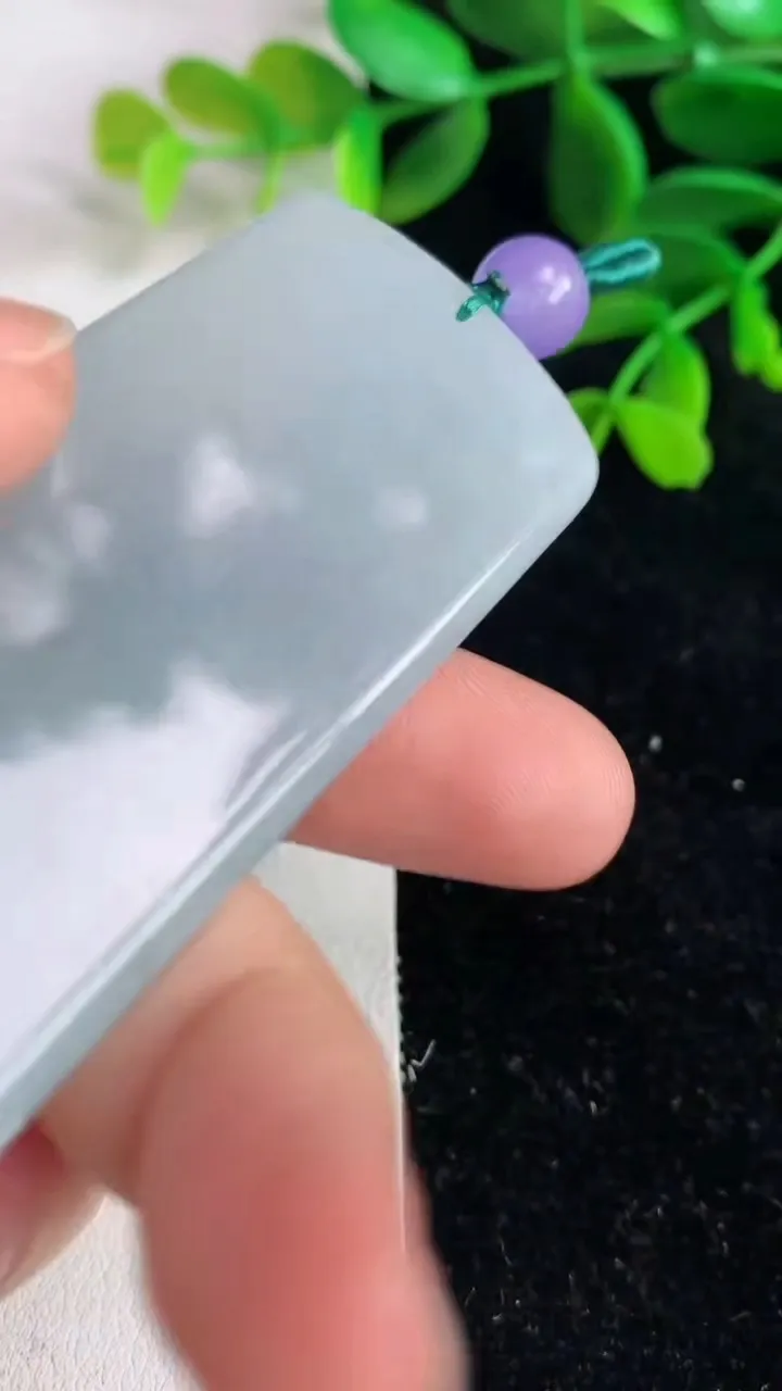 天然A货翡翠大势至观音菩萨吊坠 ，尺寸68.4-30.3-10.8，重量:52.73g
6月9日