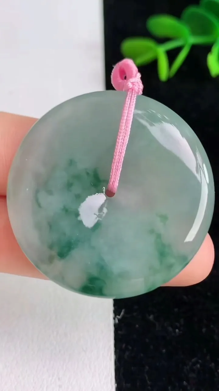 天然A货翡翠飘花平安扣吊坠 ，尺寸37.4-5.6，重量:17.24g
6月9日