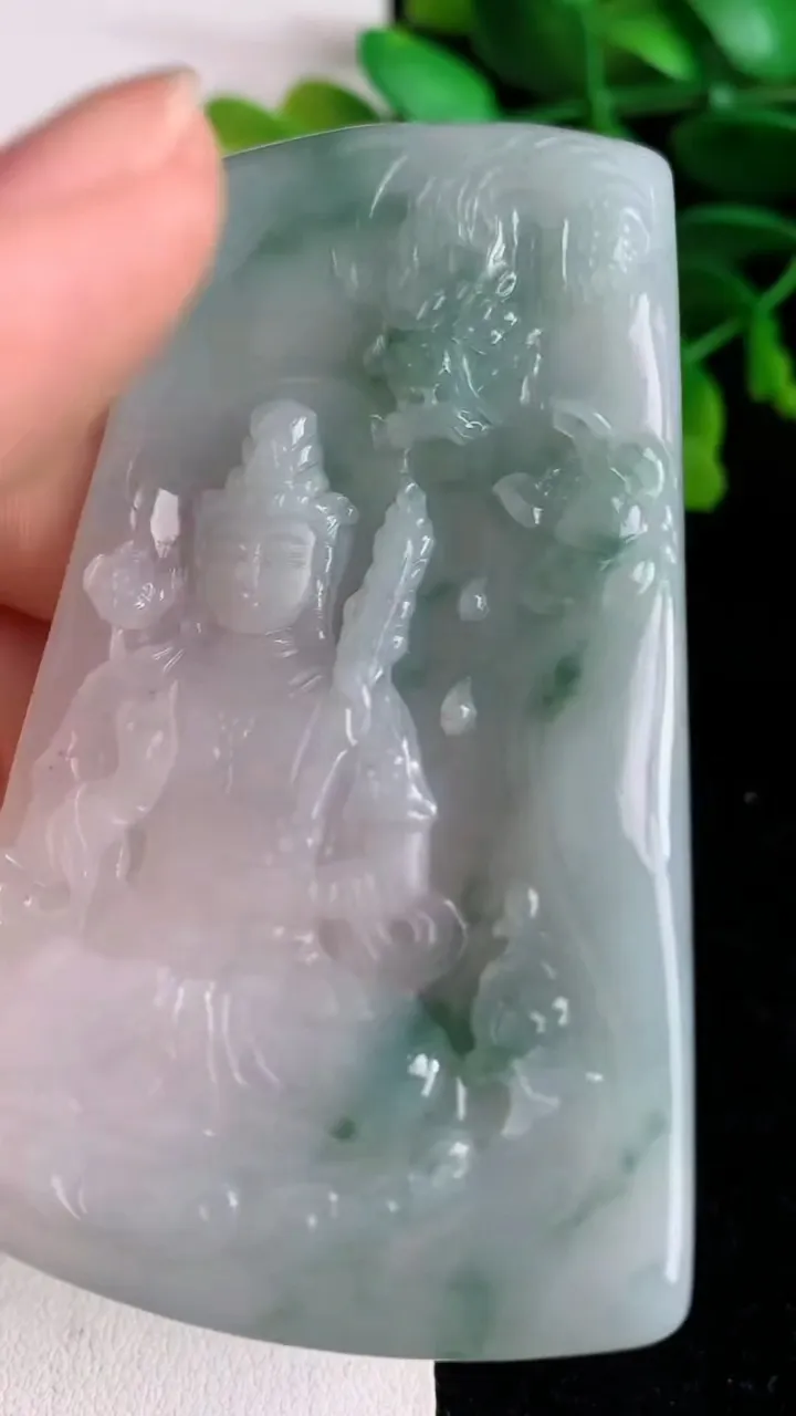 天然A货翡翠飘花祥龙虚空藏观音菩萨吊坠 ，尺寸74.8-45.3-5，重量:40.11g
6月9日