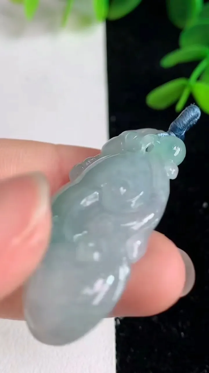 天然A货翡翠如意吊坠 ，尺寸43.3-20-8，重量:12.43g
6月9日
