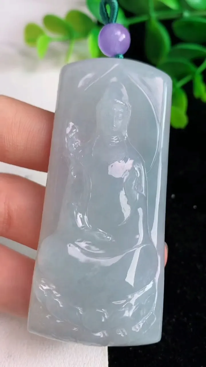 天然A货翡翠大势至观音菩萨吊坠 ，尺寸68.4-30.3-10.8，重量:52.73g
6月9日