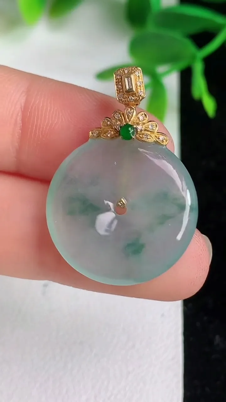 天然A货翡翠k金飘花平安扣吊坠，尺寸20.8-4，重量:4.34g
6月9日