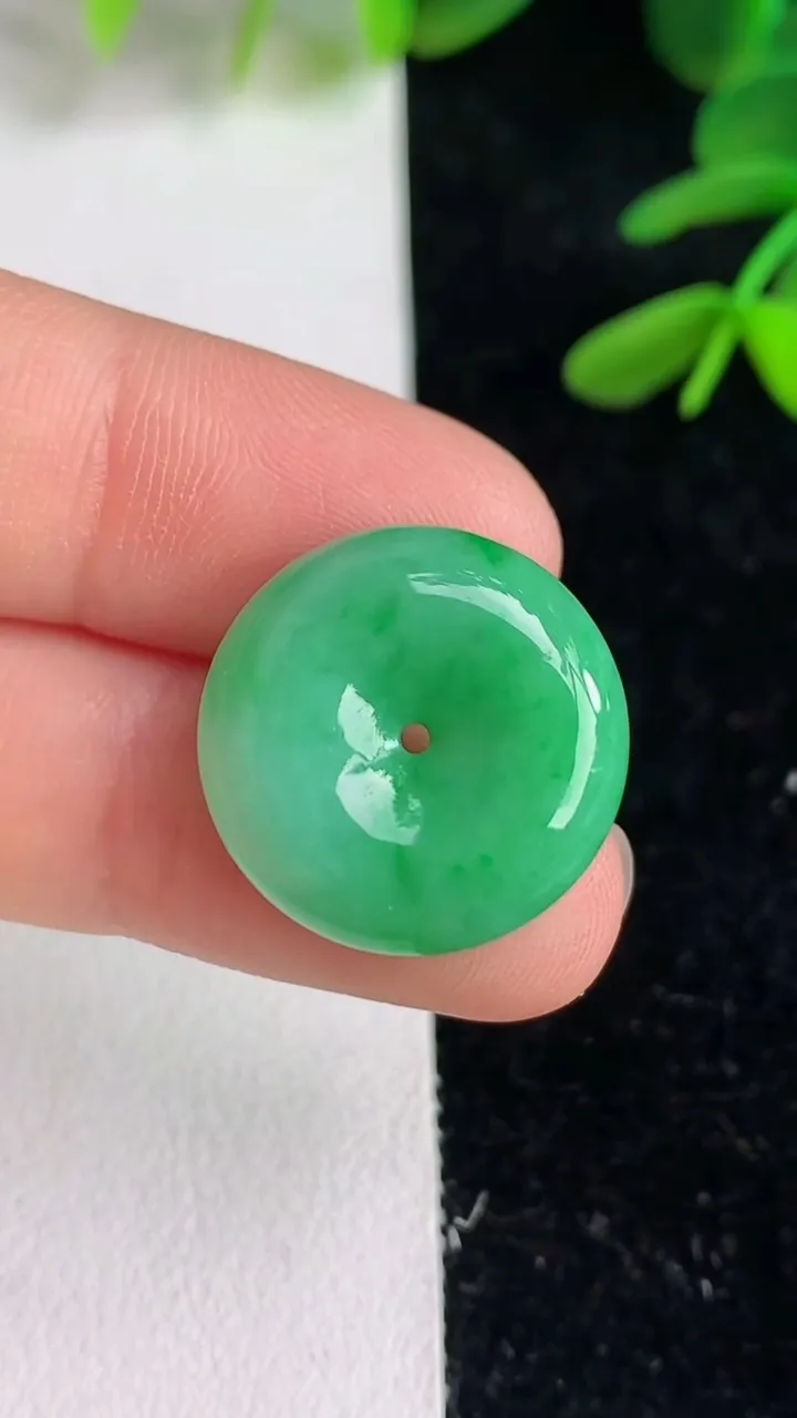 天然A货翡翠平安扣吊坠，尺寸19-6，重量:4.60g
6月9日