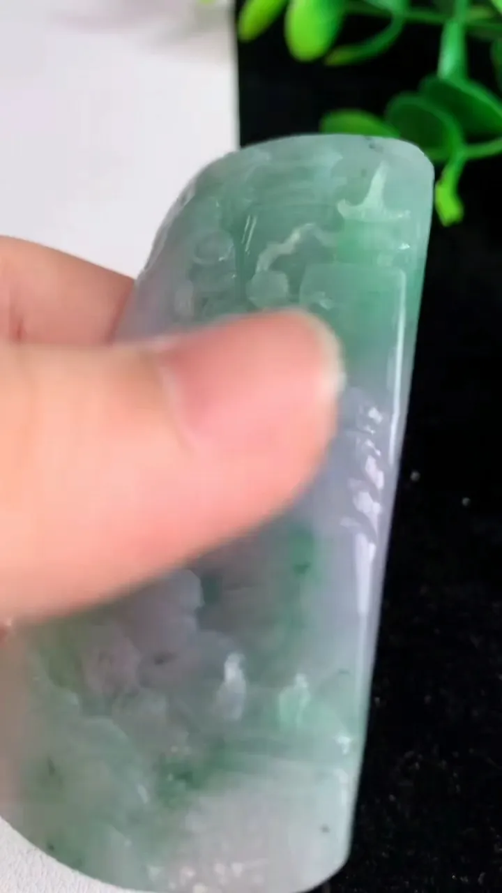 天然A货翡翠春带彩紫罗兰山水牌吊坠 ，尺寸72-39.2-6，重量:35.89g
6月9日