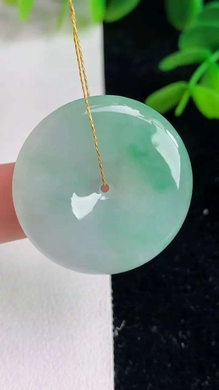 天然A货翡翠平安扣吊坠，尺寸29.6-5.3，重量:10.34g
6月9日