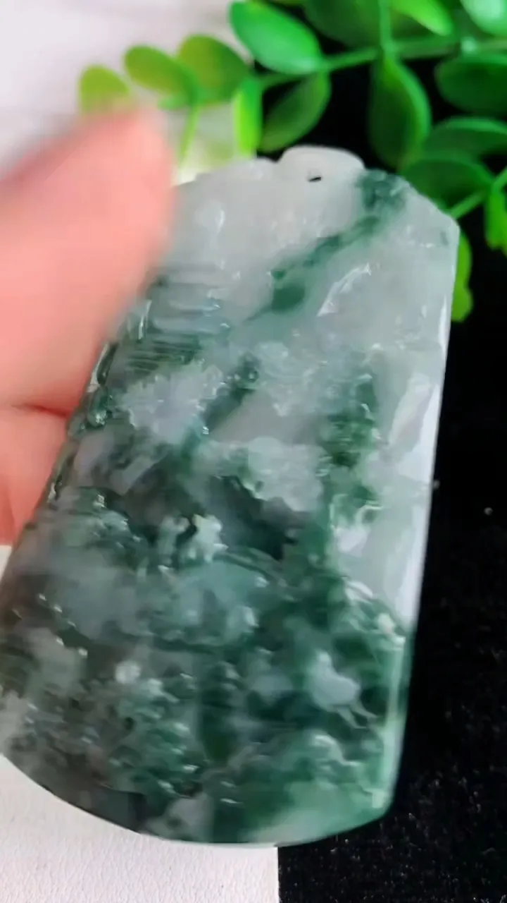 天然A货翡翠 飘花山水牌吊坠，尺寸71.3-40.6-5.7，重量:34.90g
6月9日