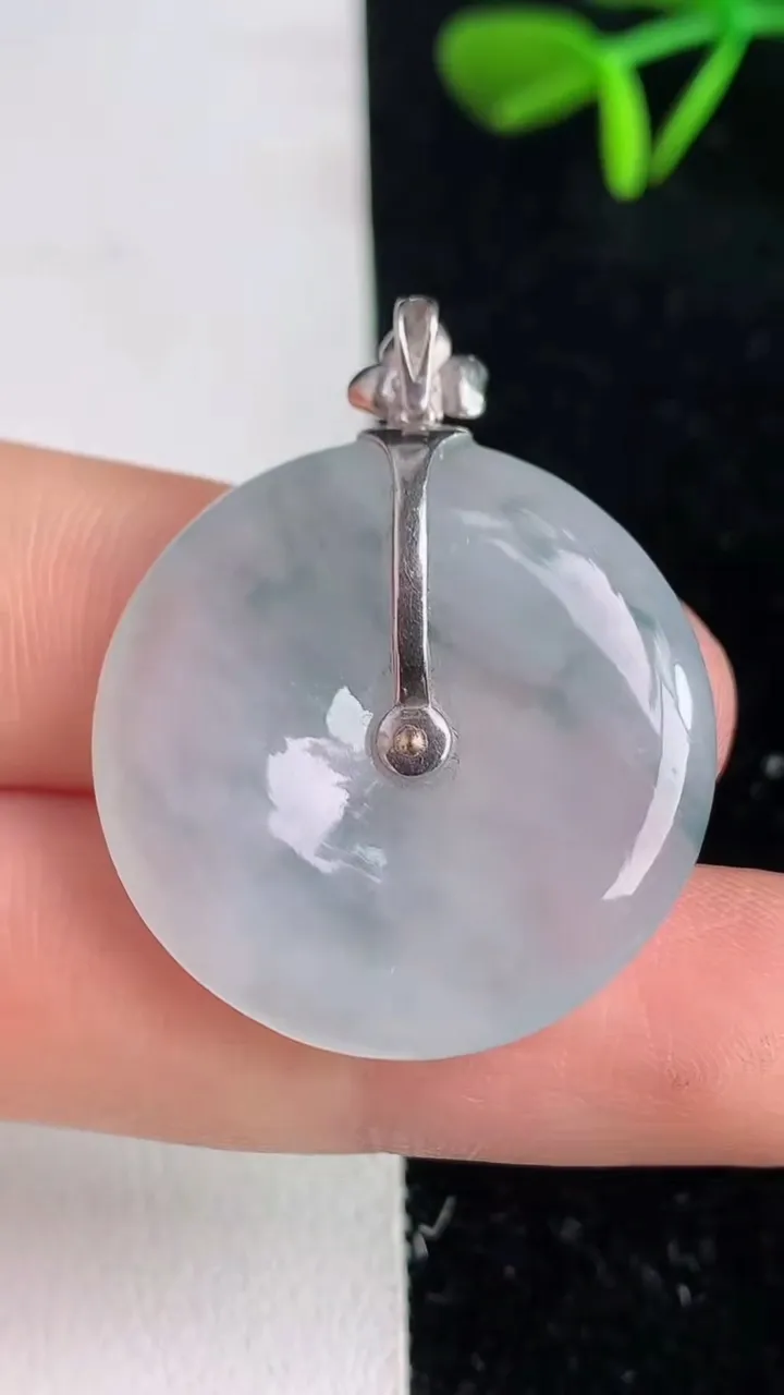 天然A货翡翠18k金飘花平安扣吊坠 ，尺寸26.8-5，重量:8.18g
6月9日